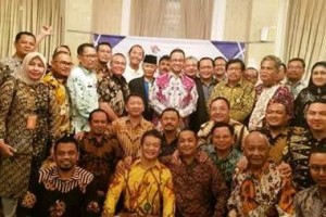 Gubernur DKI Jakarta berfoto bersama dengan jajaran Si Windu Maju Kabeh.